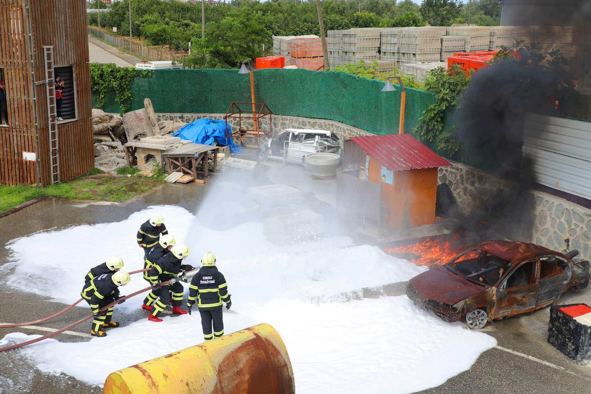 ÖĞRENCİLERE İTFAİYE EĞİTİMİ